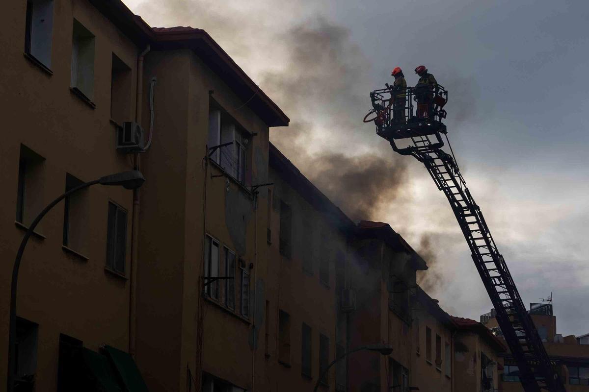 Un incendio en el barrio Miguel Hernández de Alicante deja tres vecinos y seis policías atendidos por inhalación de humo