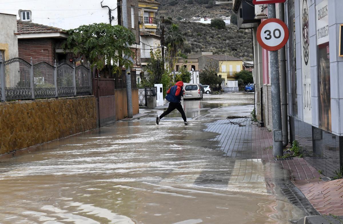 Así han dejado las lluvias las calles de Cobatillas