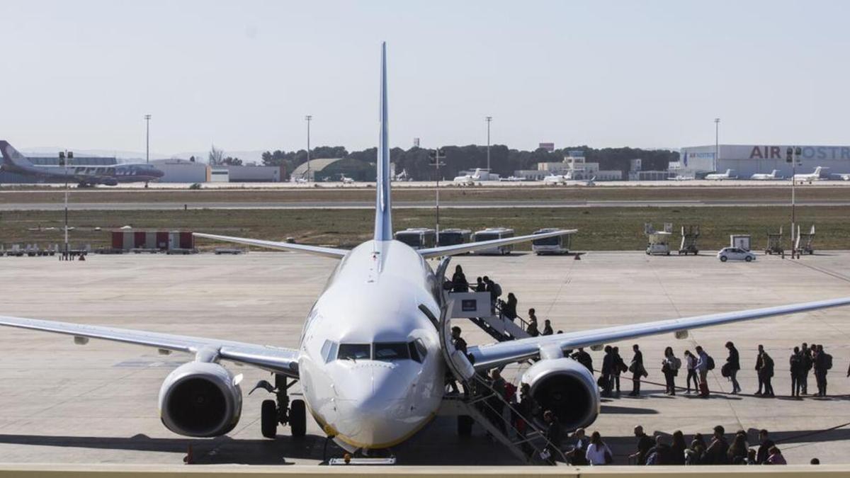 Pasajeros embarcando en un avión en el aeropuerto de Valencia.