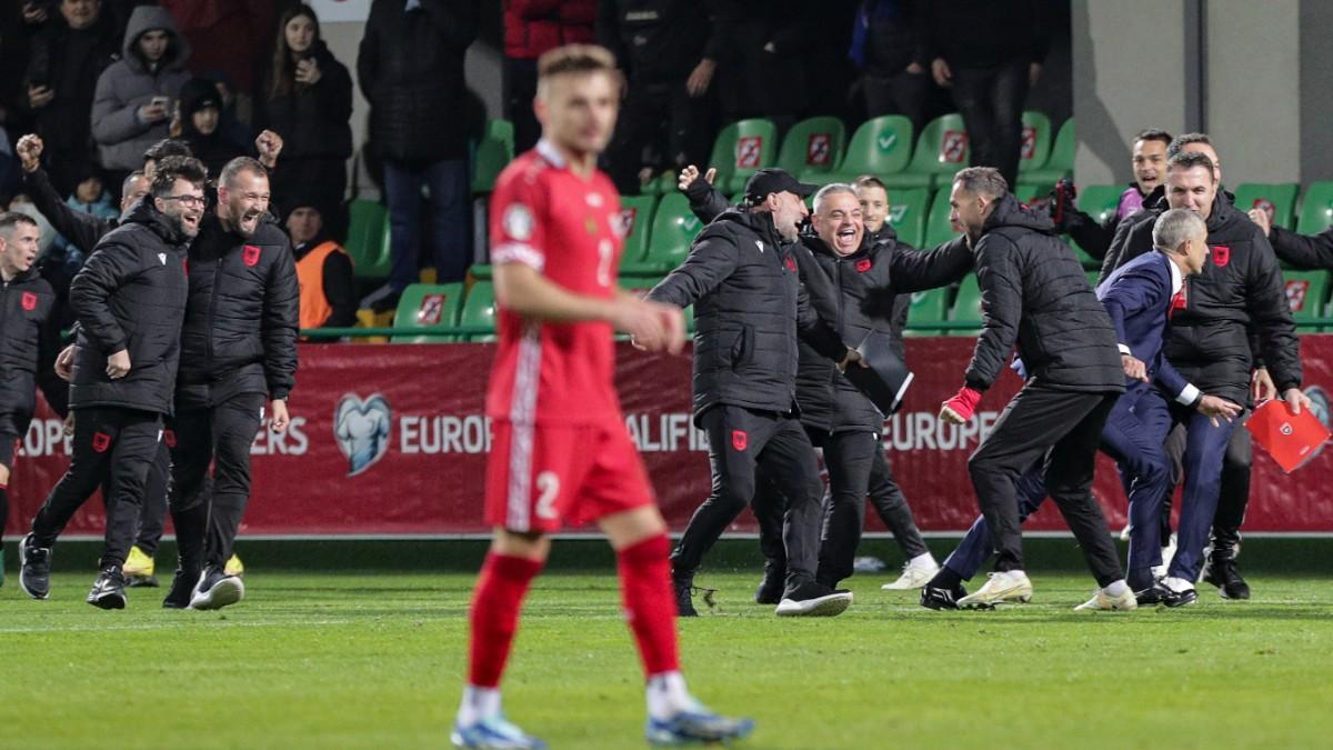 El cuerpo técnico de Albania celebrando la clasificación