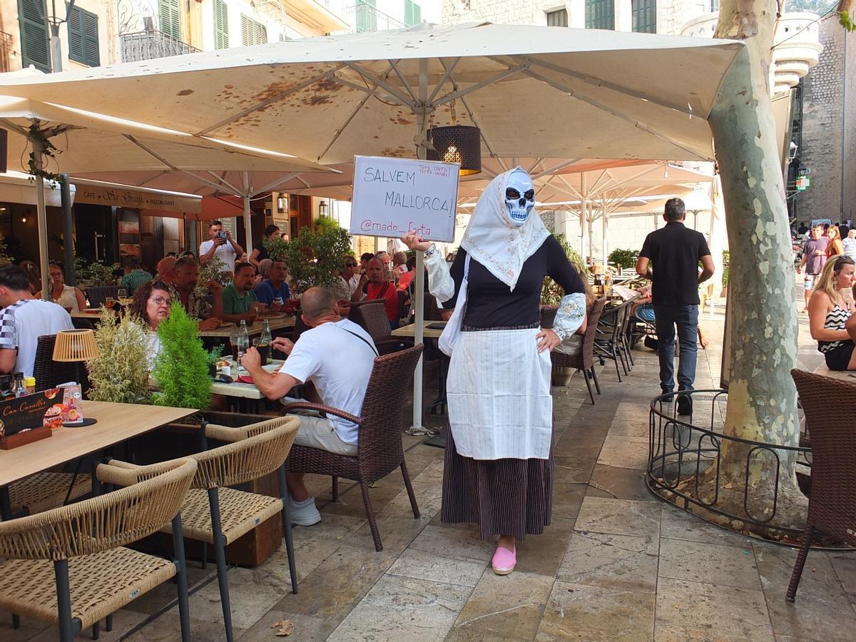 Madó Farta, l'activista darrere la pagesa-calavera: «Els turistes no són l’enemic; són una conseqüència d’un model»