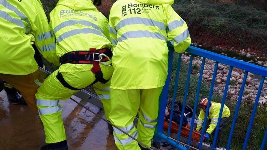 Los bomberos rescatan al conductor en el río Gorgos.