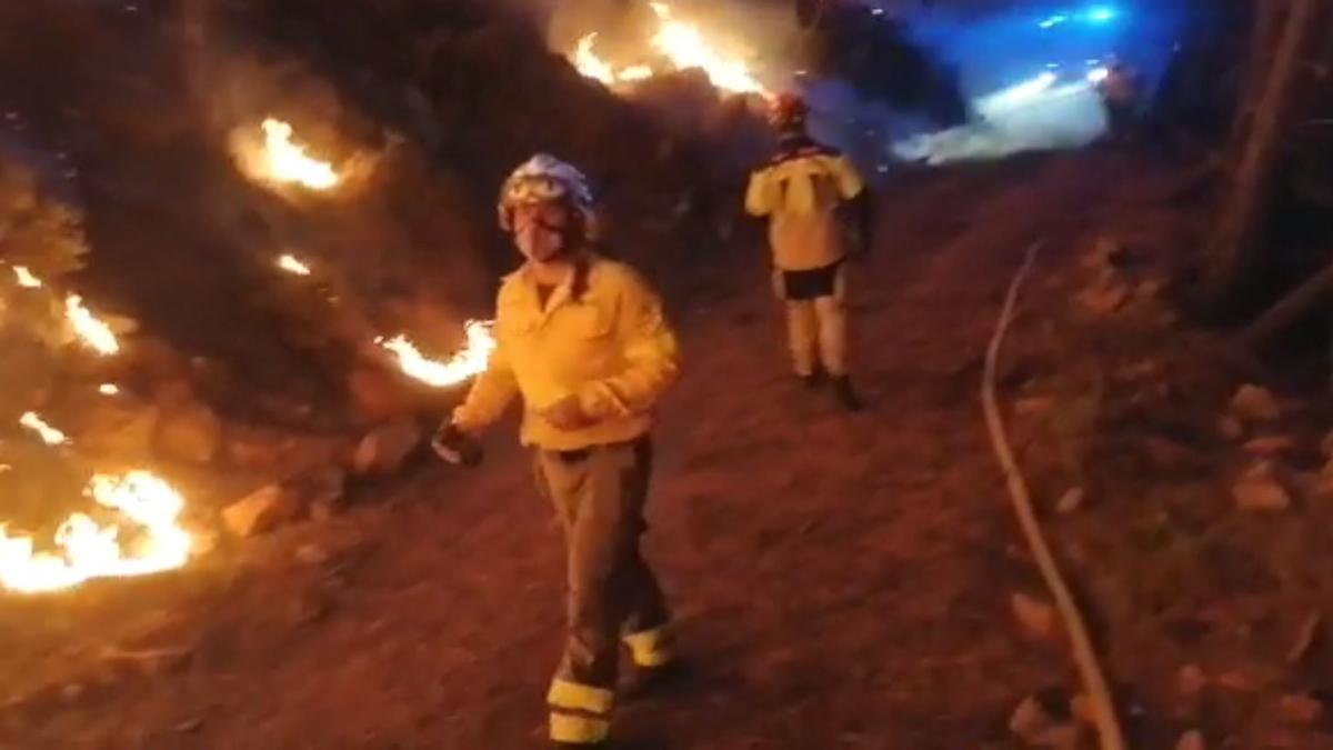 Labores nocturnas de extinción del incendio de Sierra Bermeja.