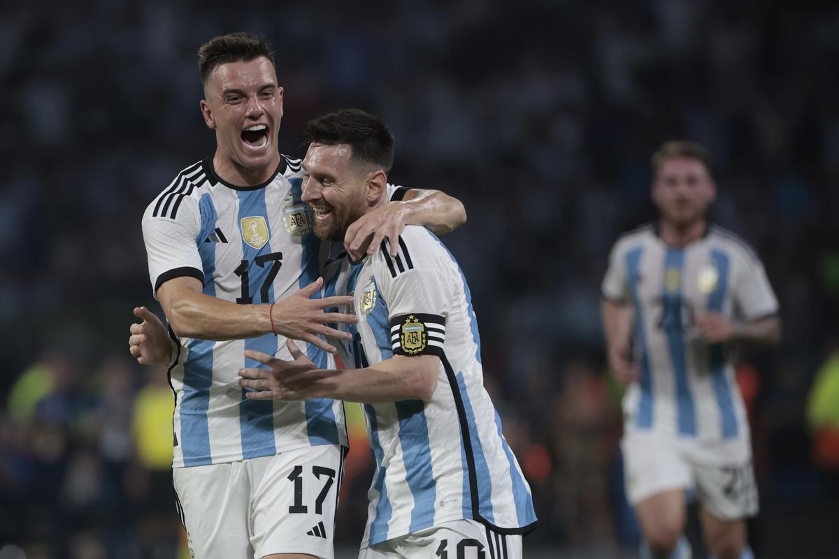 Messi celebra uno de sus tres goles ante Curazao