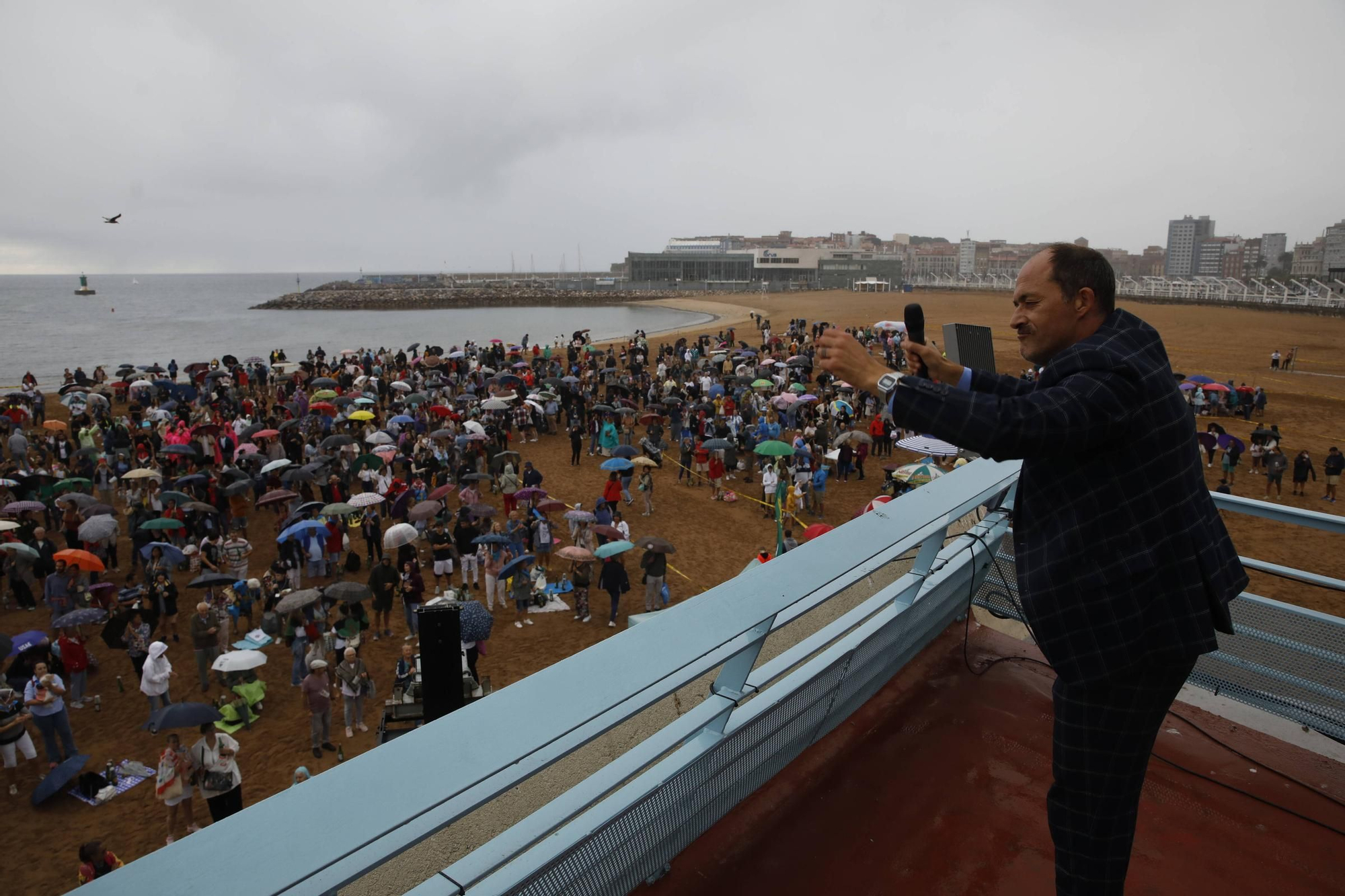 Así fue la cita para batir el récord de escanciado simultáneo en Gijón