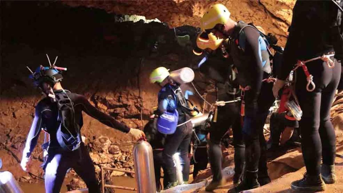 Rescatados los 12 niños y su entrenador de la cueva en Tailandia