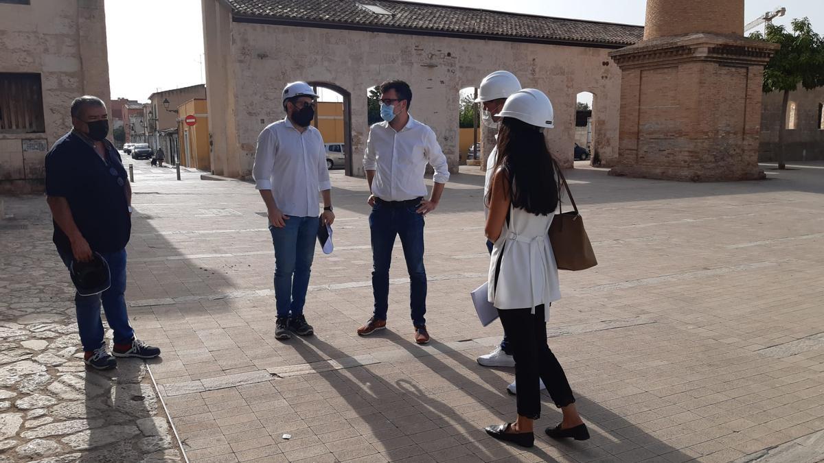 Visita a Can Ribas de Noguera y responsables de las obras.