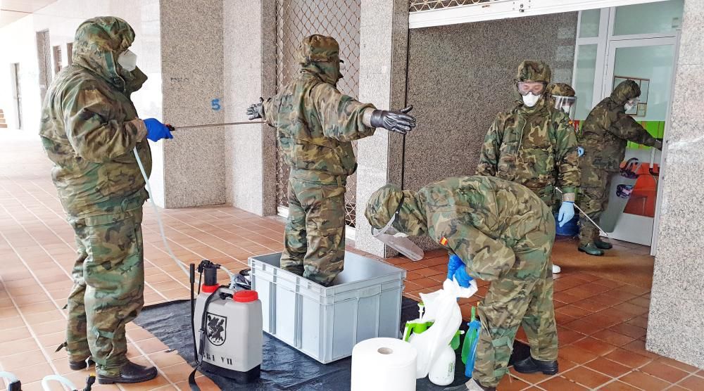 Los militares durante la tarea de limpieza del centro. // Marta G. Brea
