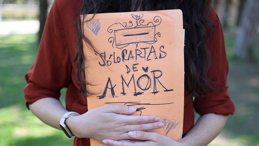 Guadalupe atesora las cartas de amor que siguen llegando al buzón que su padre abrió en La Palma.