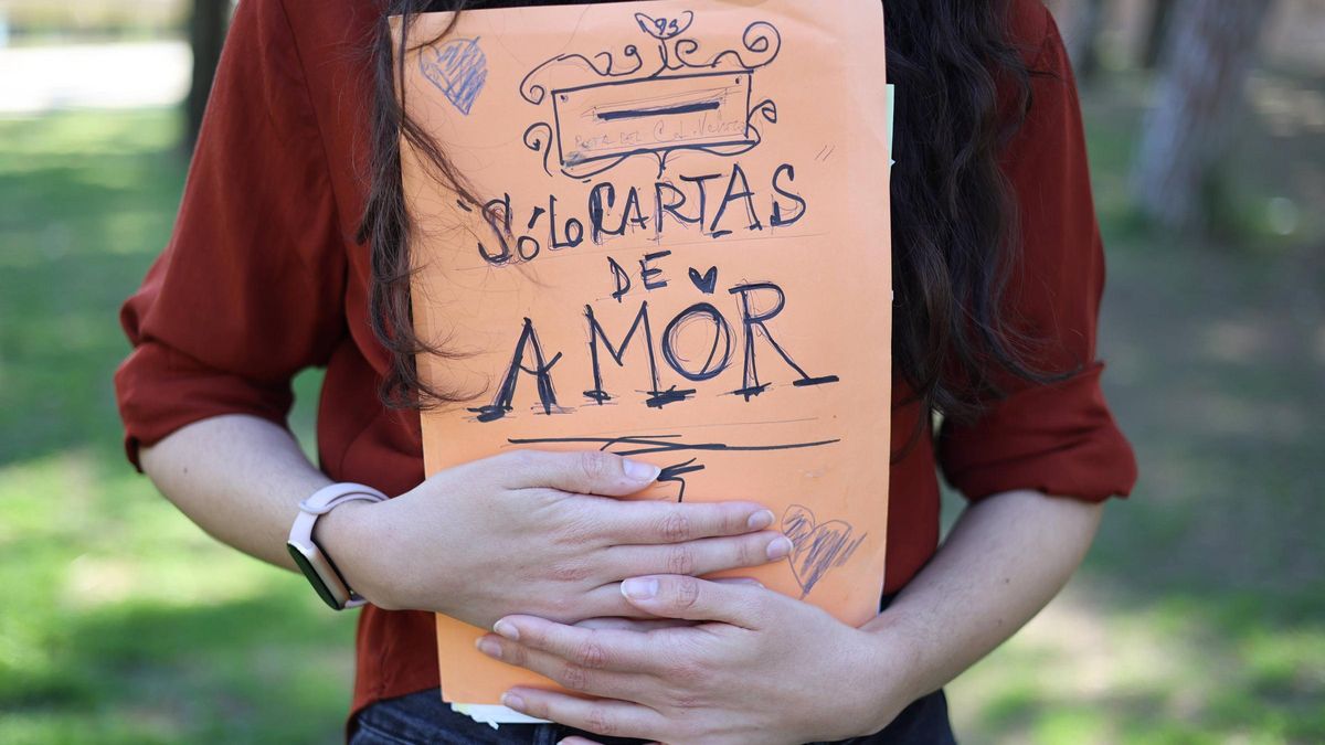 Guadalupe atesora las cartas de amor que siguen llegando al buzón que su padre abrió en La Palma