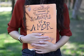 El buzón que Ángel abrió en el Atlántico para recibir sólo cartas de amor: "Es una locura, nos llegan del todo el mundo"