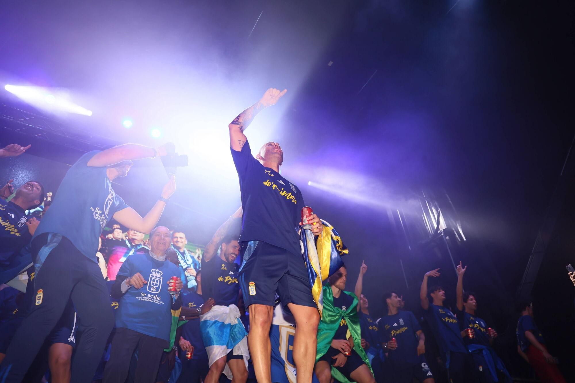 Así se celebró el ascenso del Oviedo a Primera: la afición estalla en una noche histórica