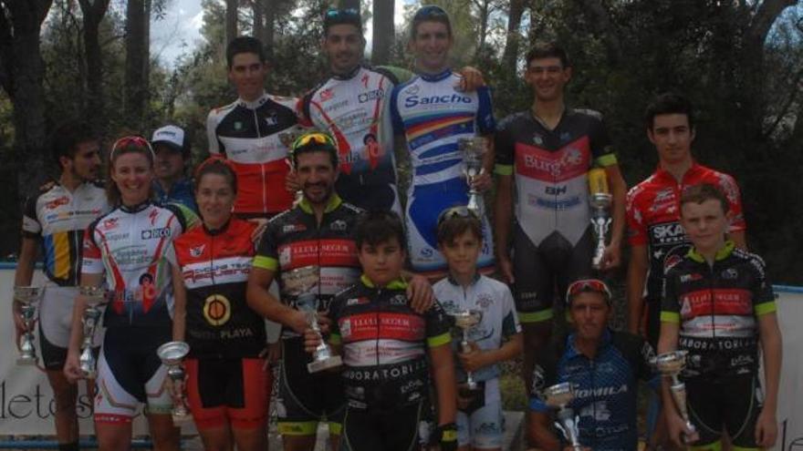 Podio del Trofeu Tomeu Pou de BTT disputado ayer en el circuito de Es Fangar, en Son Macià.