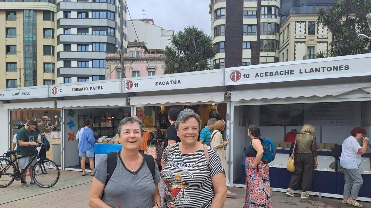 El mercado de artesanía abre sus puertas en Gijón "con materiales que te van a durar toda la vida"