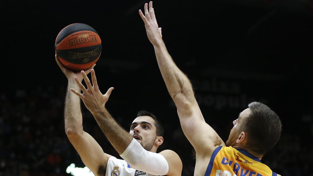 Abalde y Claver, en un partido entre el Real Madrid y el Valencia Basket