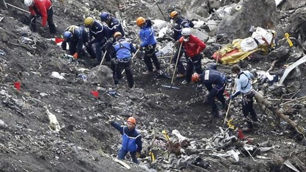 Los equipos de rescate trabajan en el lugar donde se estrelló el avión de Germanwings, el pasado marzo.