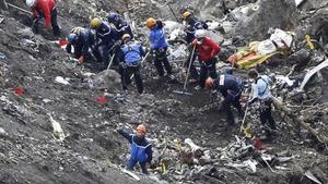 Los equipos de rescate trabajan en el lugar donde se estrelló el avión de Germanwings, el pasado marzo.