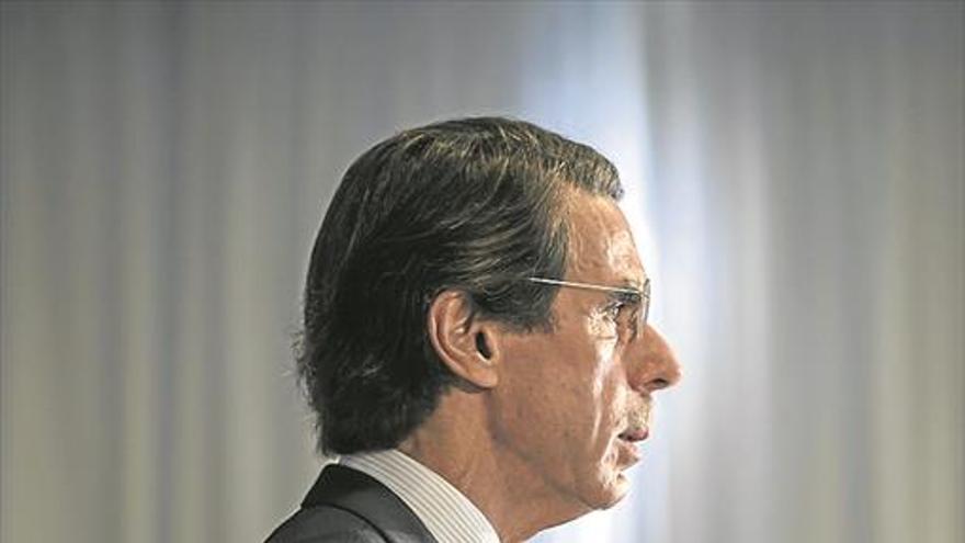 Aznar reaparece para loar a Cs y cuestionar al PP