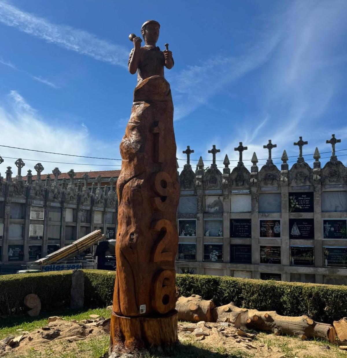 La escultura de Yosi en el cementerio de Matamá.