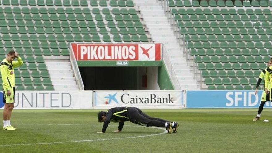 Pacheta realiza flexiones tras una buena acción de su equipo