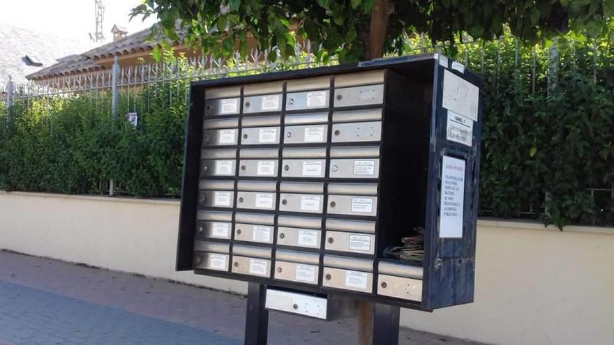 Buzones situados en las calles de la pedanía lorquina de La Hoya.