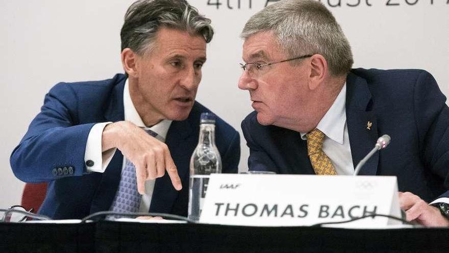 Sebastian Coe, presidente de la IAAF, habla con Thomas Bach, presidente del COI. // Reuters