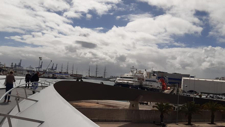 El Puerto queda conectado a la ciudad con la inauguración de la pasarela 'Onda atlántica'