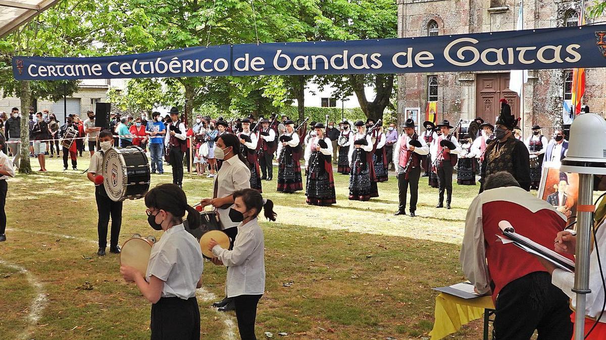 Una banda de gaitas, actuando ayer en el certamen celebrado en Cea. // FERNANDO CASANOVA