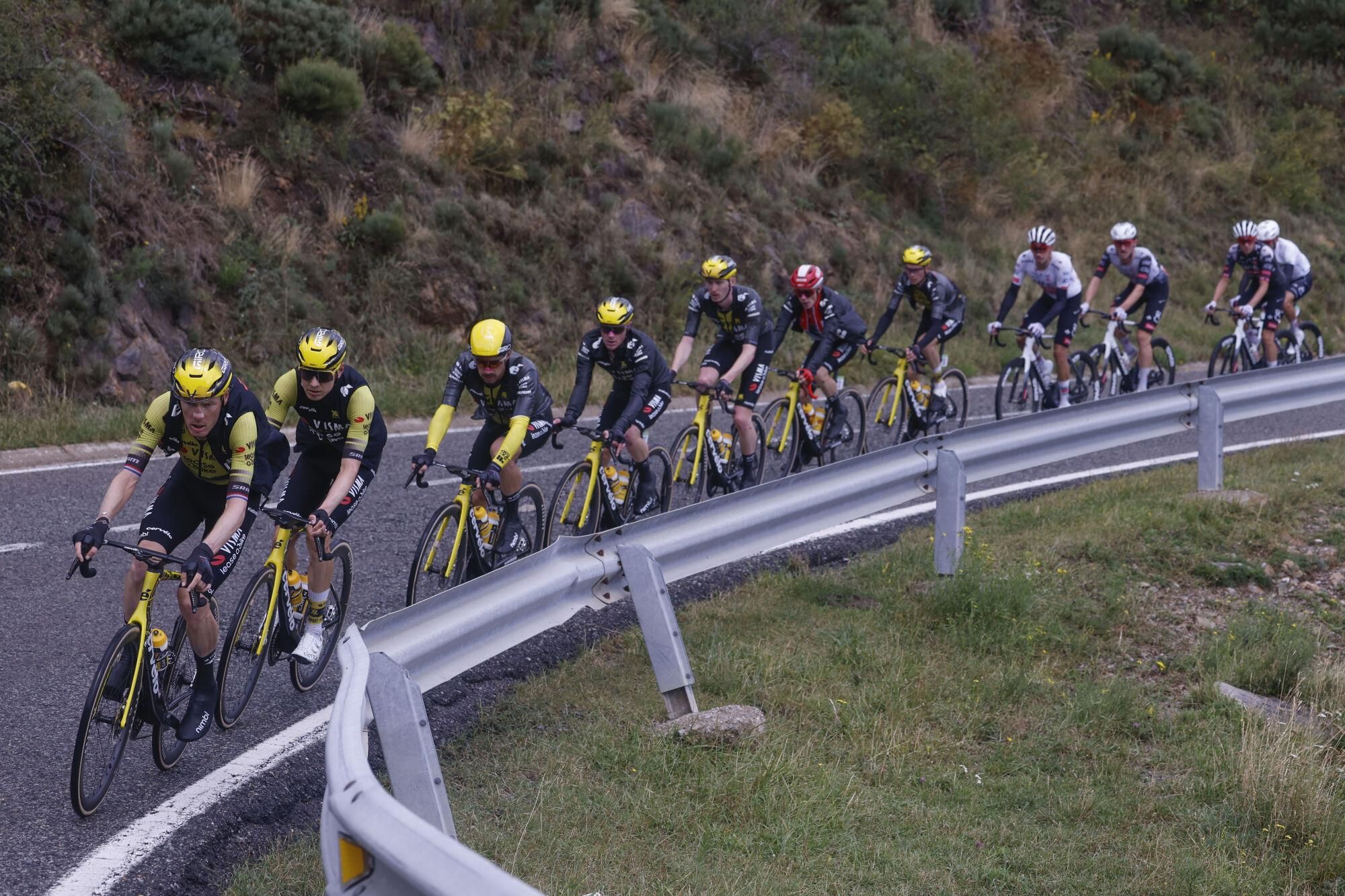 OLOT (GIRONA), 28/08/2025.- Sexta etapa de La Vuelta a España, este jueves, en la primera etapa de montaña con un recorrido de 171 kilómetros entre Olot (Girona) y Pal (Andorra). EFE/ Javier Lizón