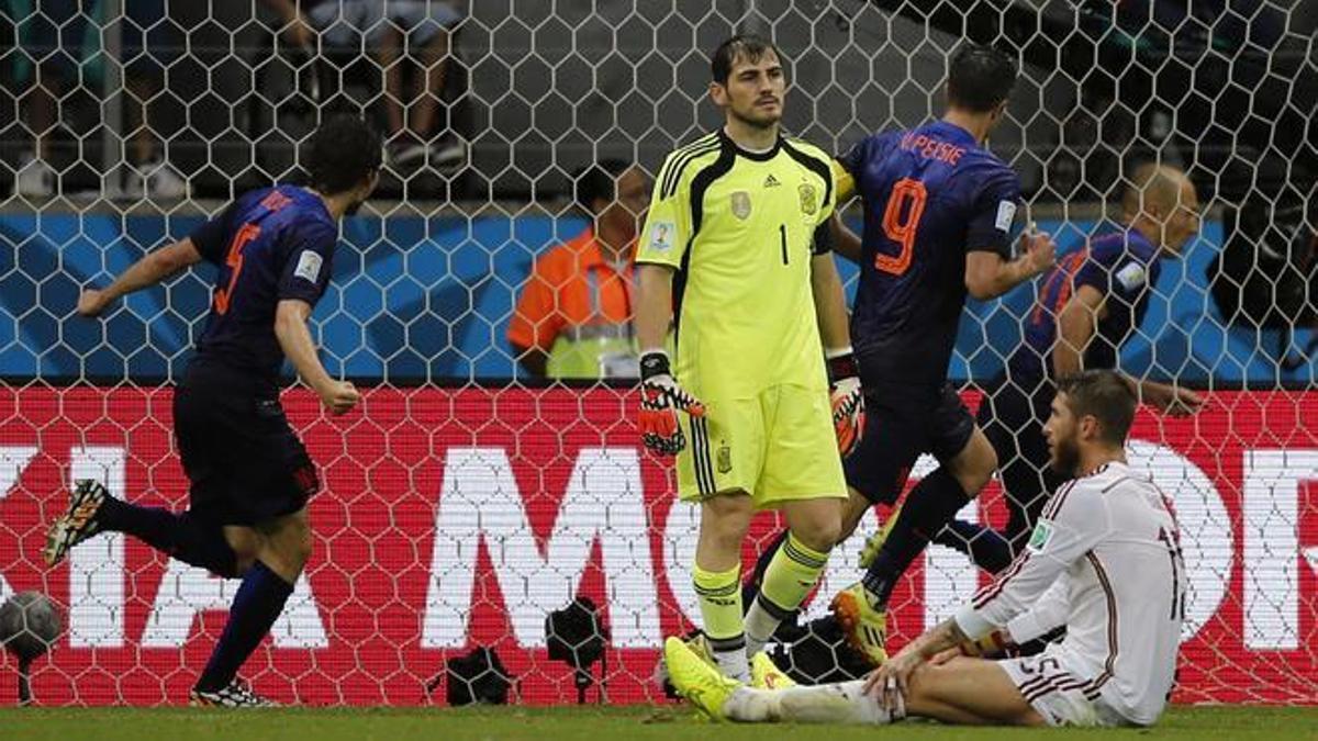 Iker Casillas y Sergio Ramos lamentan uno de los goles de Países Bajos.