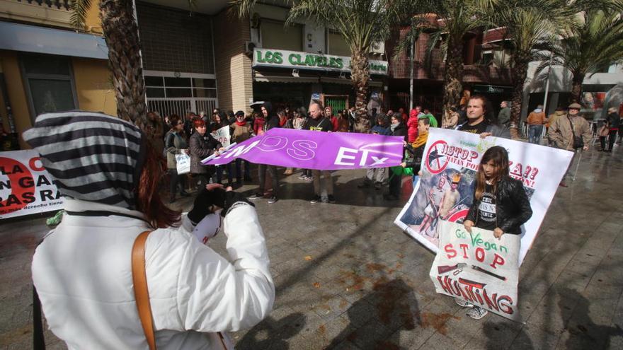 Un momento de la concentración celebrada esta mañana en la plaza de Luceros.