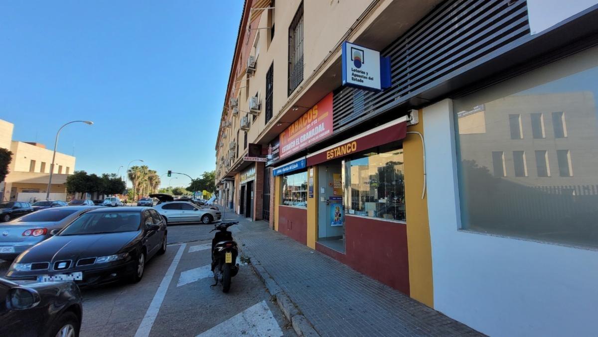 Administración de la avenida del Zafiro en Córdoba, donde ha tocado el segundo premio de la Lotería Nacional.