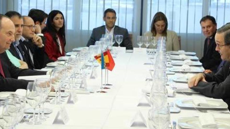 Reunión celebrada ayer con el embajador en la sede de la Cámara de Comercio de València.