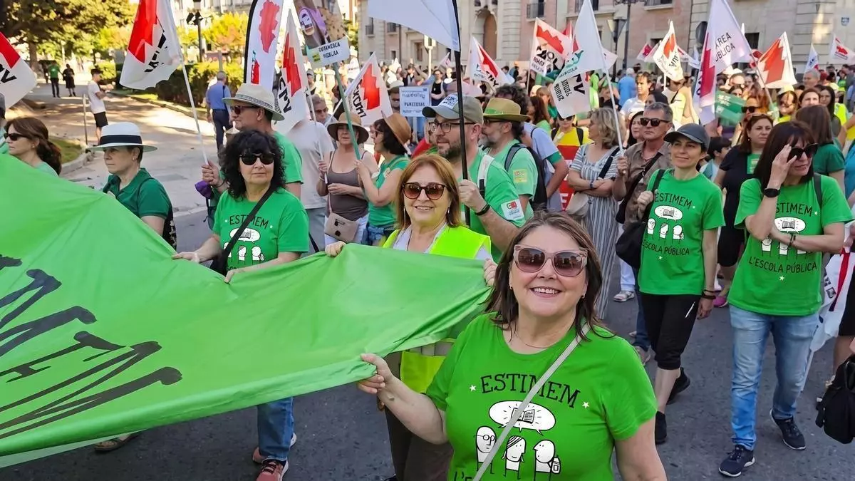 Tot per Almussafes afea que la portavoz de Compromís ‘priorice’ el aire en su despacho del colegio frente a las aulas