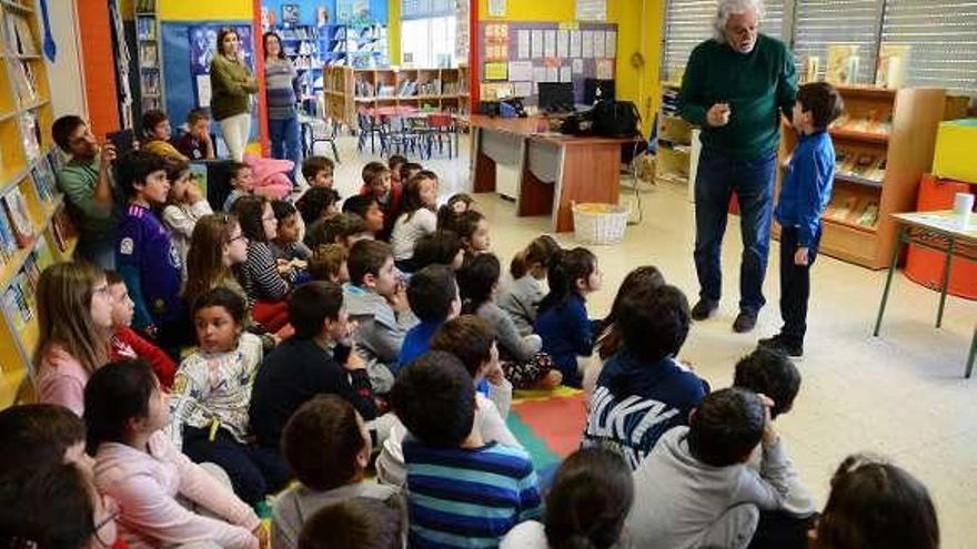 Un momento de la charla en el centro moañés. // Gonzalo Núñez