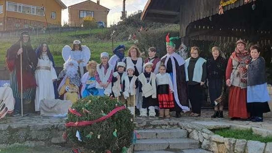 Los personajes principales del belén viviente de Fitoria, ayer, junto a la fuente de El Saltador.