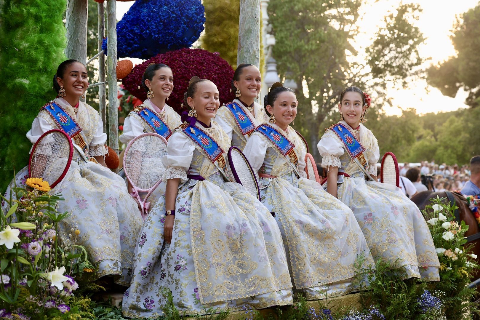 La Batalla de Flores reúne a las falleras de 2022 y 2023