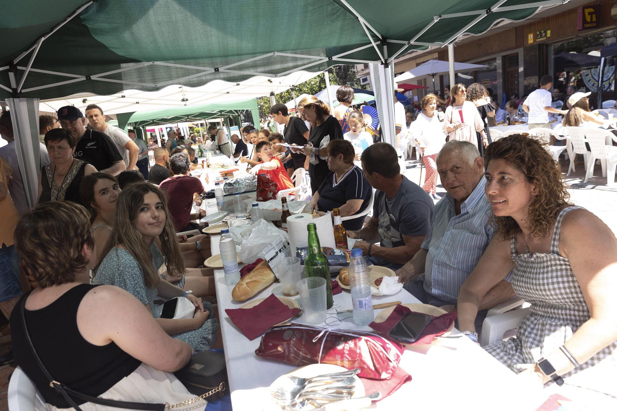 Grado hasta la bandera: lleno total en la comida en la calle de la villa moscona, más multitudinaria que nunca