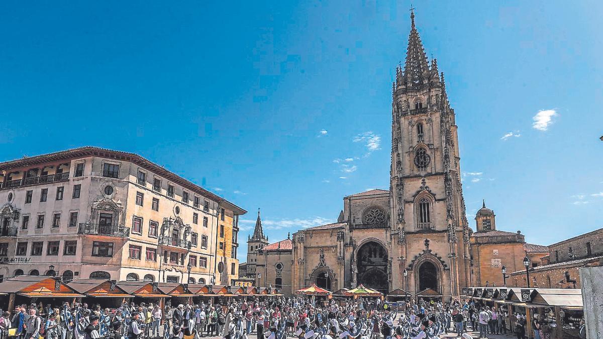 Las bandas de gaitas toman el centro de Oviedo en el gran desfile de La Ascensión