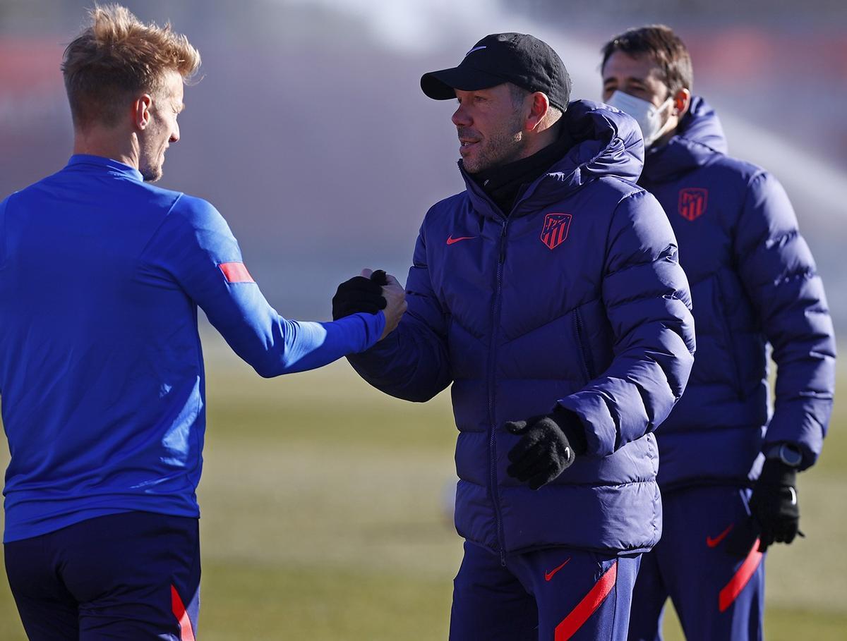 Daniel Wass saluda a Diego Pablo Simeone en el entrenamiento