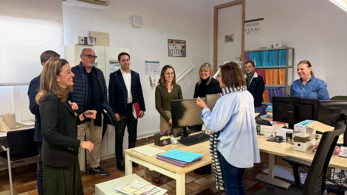 La consellera de Justicia, primera por la izquierda, en su visita junto al alcalde de Xàtiva.