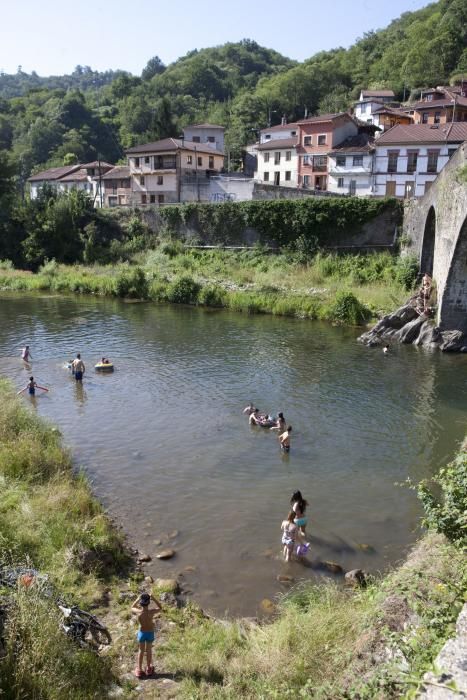 Bañistas en el río Nalón a su paso por Laviana.