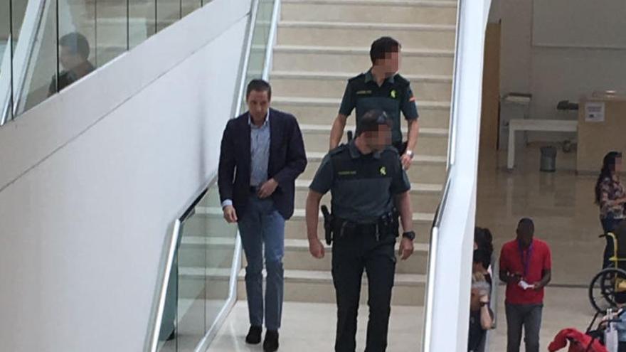 Zaplana, en la primera visita al hospital tras ingresar en prisión.