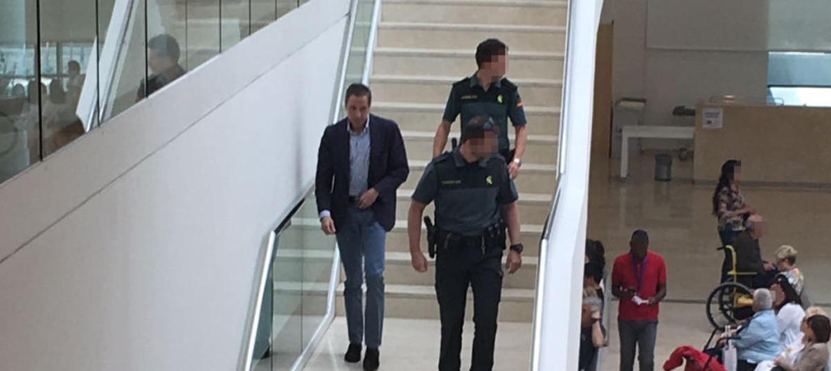 Zaplana, en la primera visita al hospital tras ingresar en prisión.