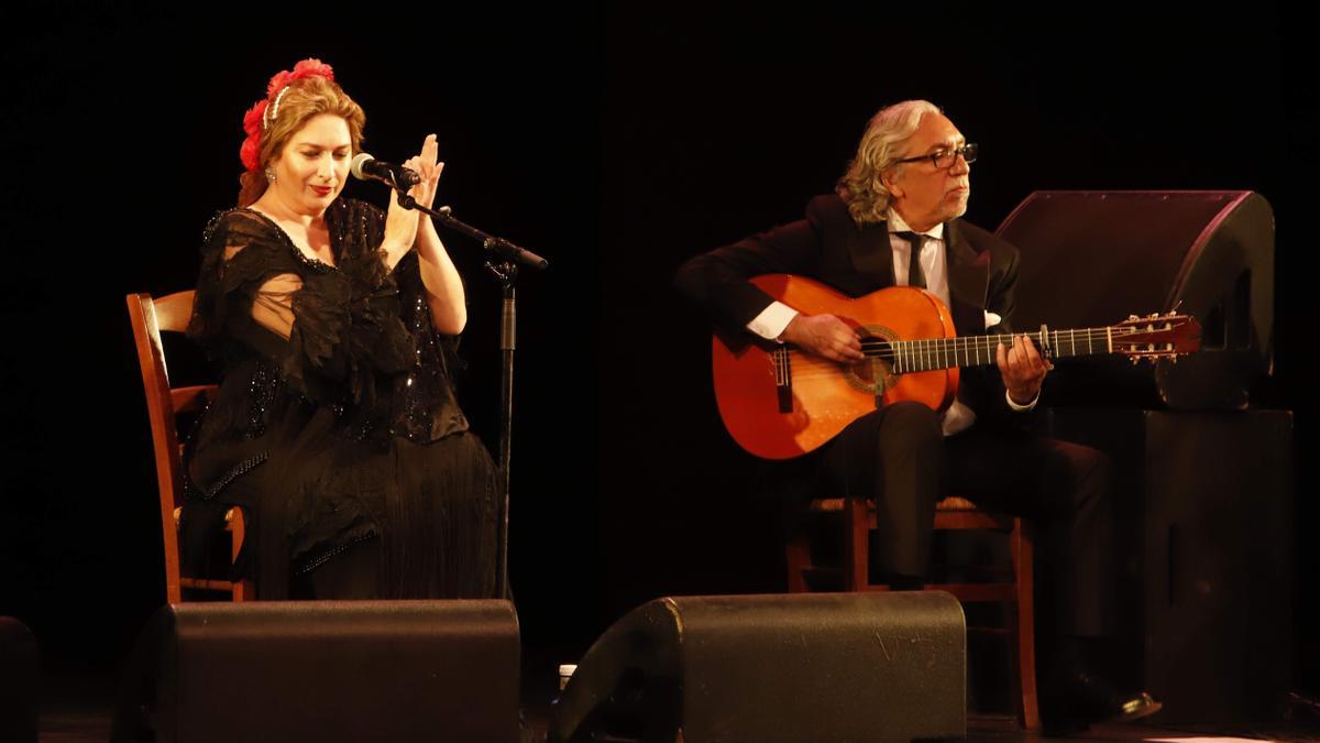 Estrella Morente, a la izquierda, en el concierto que ofreció el lunes en el Teatro Principal de Zaragoza.