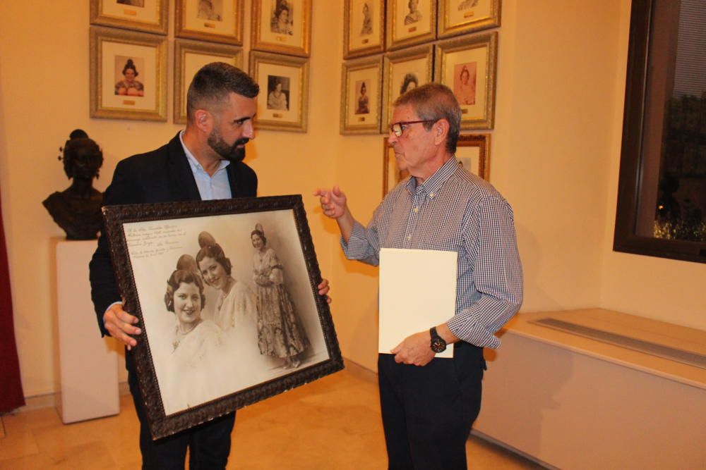 Entrega de las bandas de la fallera mayor y dama de València de 1934