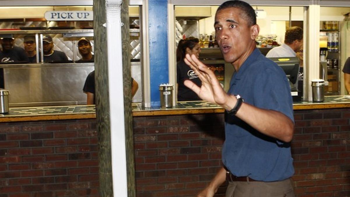 Barack Obama saluda a varios ciudadanos, el domingo por la noche, en Martha's Vineyard (Massachusetts).