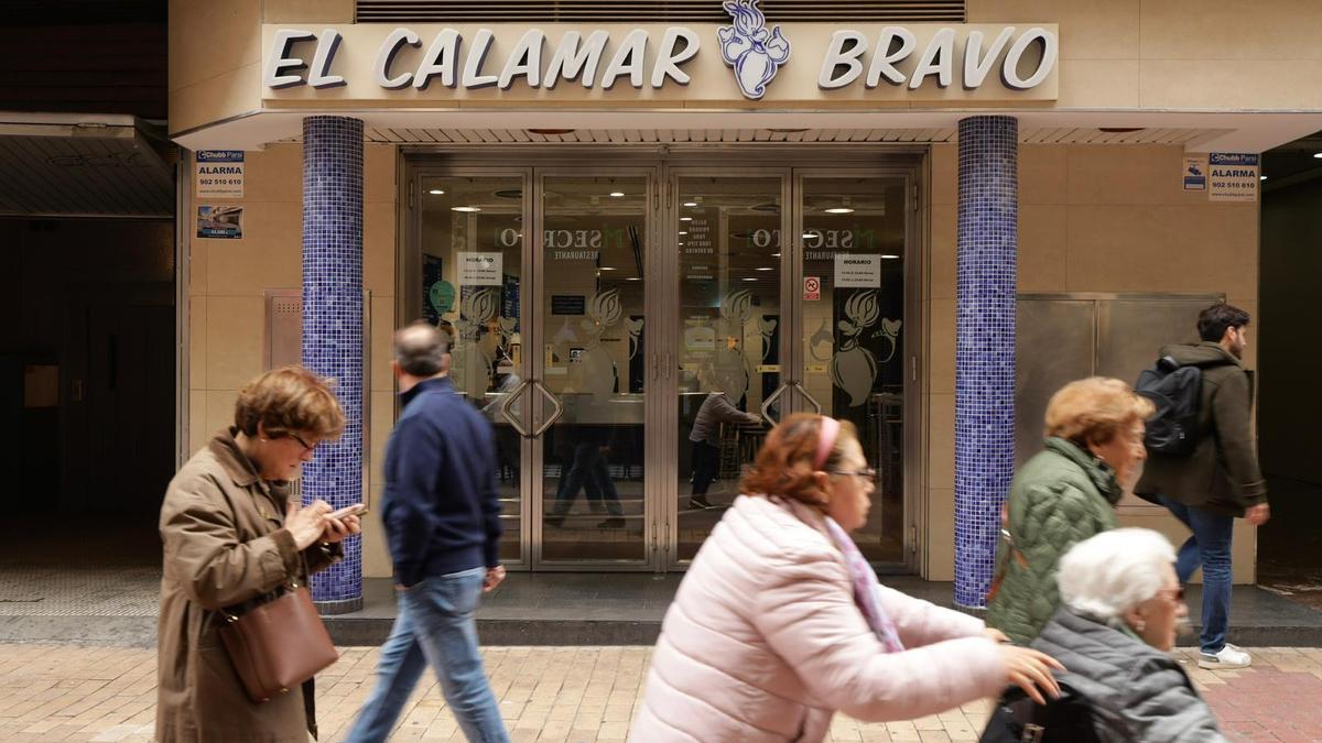 Fachada de una conocida bocatería del Centro de Zaragoza, el Calamar Bravo