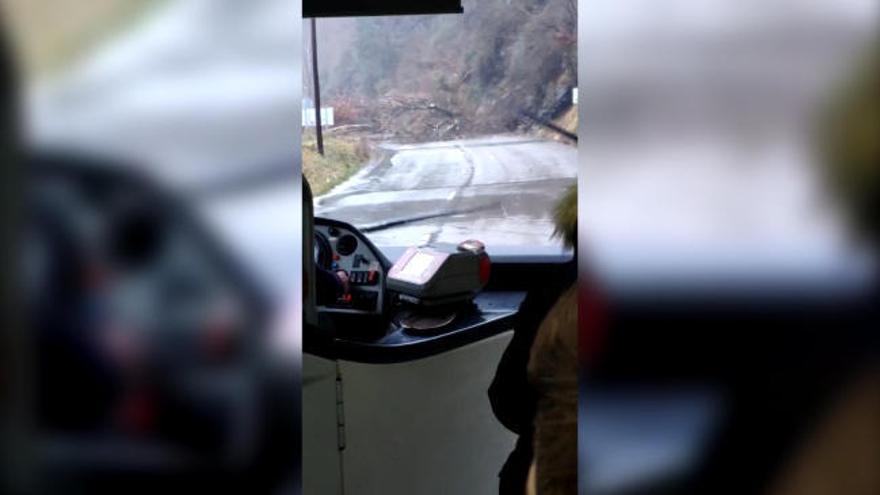 Temporal en Asturias: Las impresionantes imágenes de un argayo a punto de caer sobre un autobús