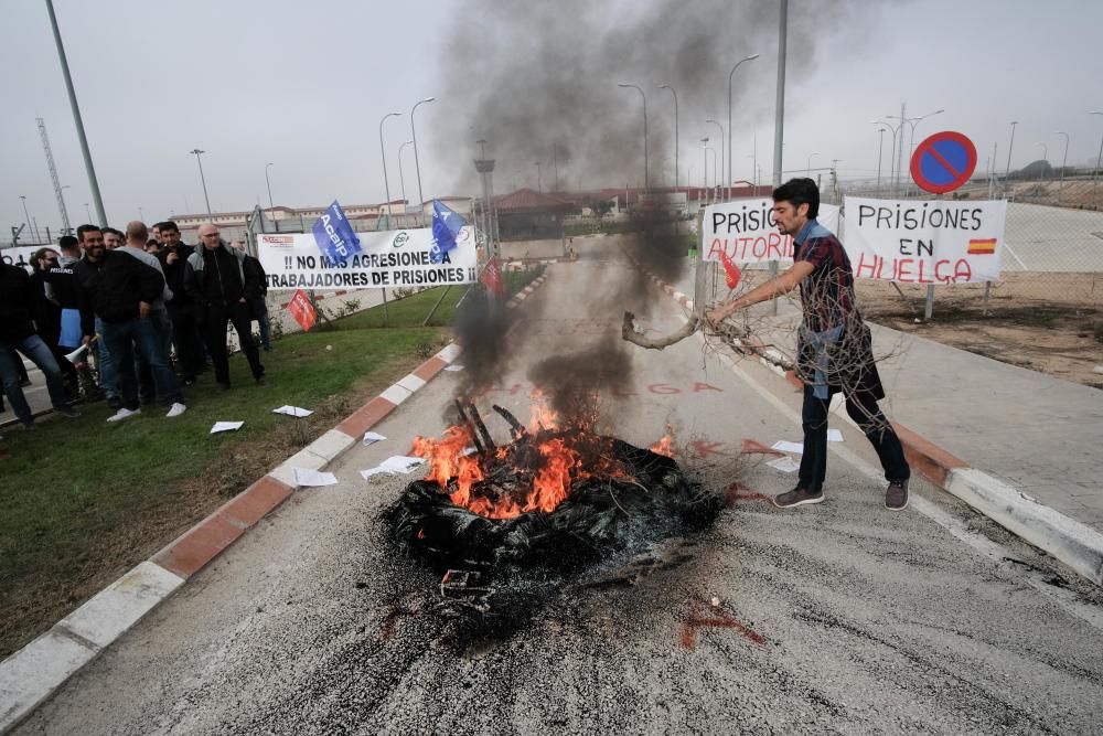 Protesta de los funcionarios de prisiones en la cárcel de Villena